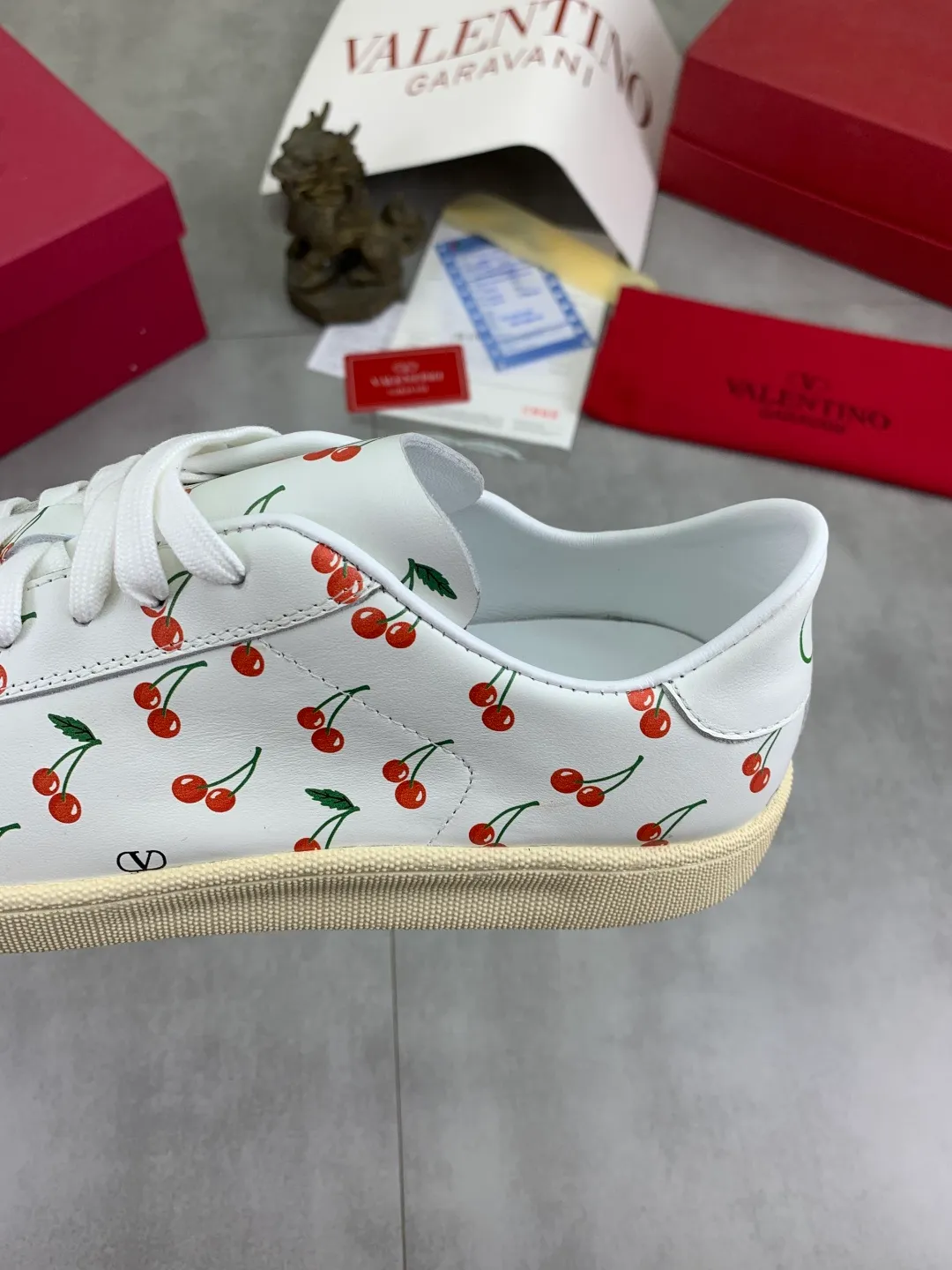 Men's men's shoes 💰P520 New style 💰 Top version Valentino Valentino 25/ Royco series Cherry 🍒Couple style Casual sneakers White shoes Original purchase and development Production Classic and timeless low-top sneakers outline a lazy silhouette, supplemented by low-key and restrained brand details, evolved into a must-have item in the wardrobe, comfortable and versatile!  ✔️Fabric: Original customized first-layer cowhide ✔️Inner lining: Imported breathable sheep lining ✔️Sole: Original molded anti-slip rubber material ✔️Size: 38-45